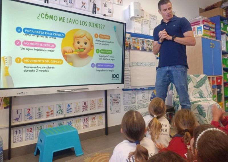 El Dr. Cástor enseña a los niños la importancia de cuidar su sonrisa