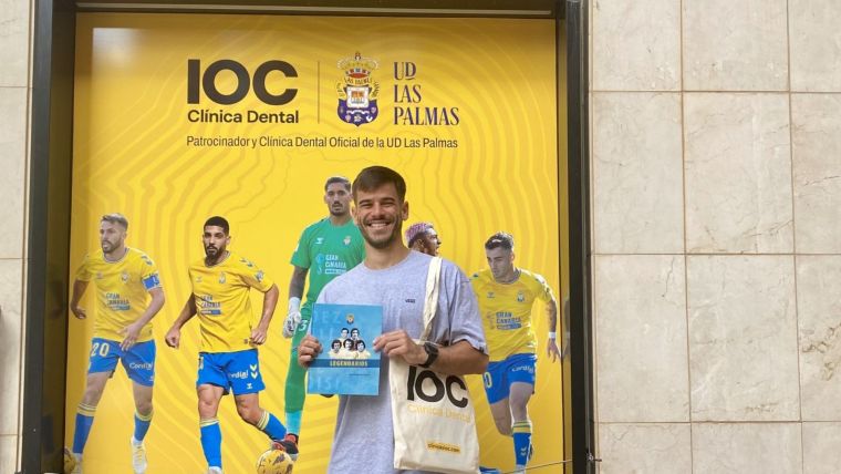 Así fue el "Book crossing", acción con la UD Las Palmas para fomentar la lectura por el Día del Libro