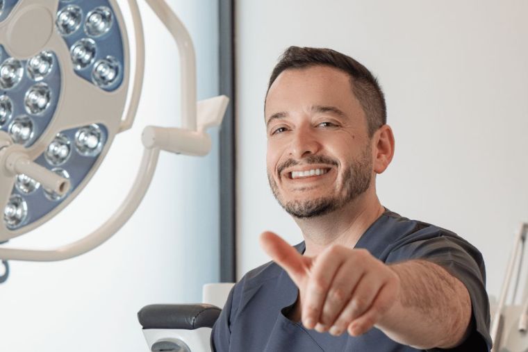 Carillas de porcelana mínimamente invasivas en 24h con el sistema guiado y el Dr. Nicolás Veneri [VÍDEO]