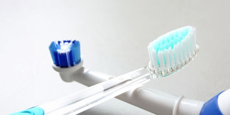 Cepillo manual vs cepillo eléctrico: ¿cuál es mejor para tu salud bucodental?