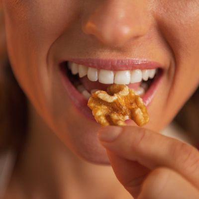 Evitar alimentos duros o pegajosos